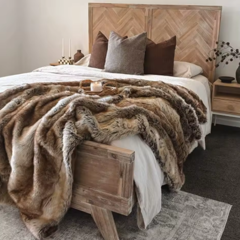 Luxe Women’s Faux Fur Throw Blanket – Ultra-Soft Comfort for Cozy Evenings 6