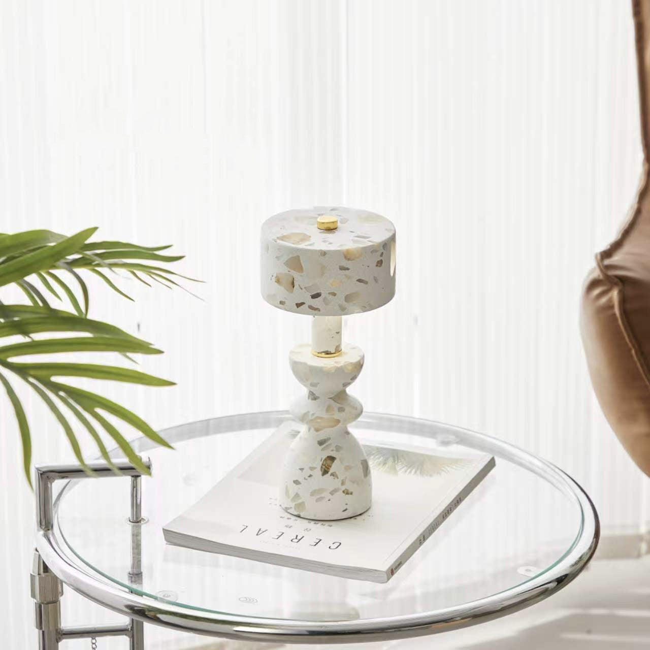 Jovira Modern Minimalist Table Lamp – USB Powered for Stylish Living Room Illumination